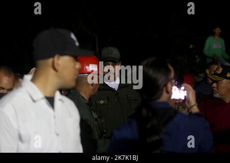Maracay, Aragua, Venezuela. 17. Oktober 2022. 17. Oktober 2022. Präsident Nicolas Maduro, trifft auf das Gebiet der Tragödie ein. Regenfälle verursachen Überschwemmungen und Erdrutsche, im Sektor der Kastanie sind mehrere Todesfälle bekannt, in der Stadt Maracay, Aragua Staat. Foto: Juan Carlos Hernandez (Bild: © Juan Carlos Hernandez/ZUMA Press Wire) Stockfoto