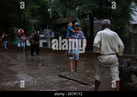 Maracay, Aragua, Venezuela. 17. Oktober 2022. 17. Oktober 2022. Regenfälle verursachen Überschwemmungen und Erdrutsche, im Sektor der Kastanie sind mehrere Todesfälle bekannt, in der Stadt Maracay, Aragua Staat. Foto: Juan Carlos Hernandez (Bild: © Juan Carlos Hernandez/ZUMA Press Wire) Stockfoto