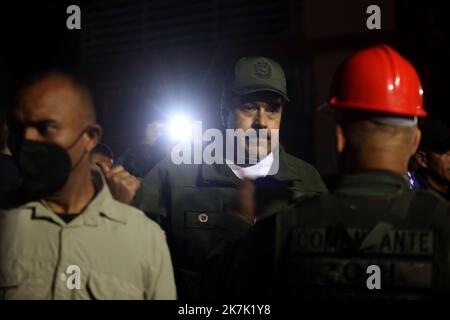 Maracay, Aragua, Venezuela. 17. Oktober 2022. 17. Oktober 2022. Präsident Nicolas Maduro, trifft auf das Gebiet der Tragödie ein. Regenfälle verursachen Überschwemmungen und Erdrutsche, im Sektor der Kastanie sind mehrere Todesfälle bekannt, in der Stadt Maracay, Aragua Staat. Foto: Juan Carlos Hernandez (Bild: © Juan Carlos Hernandez/ZUMA Press Wire) Stockfoto