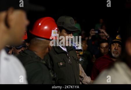 Maracay, Aragua, Venezuela. 17. Oktober 2022. 17. Oktober 2022. Präsident Nicolas Maduro, trifft auf das Gebiet der Tragödie ein. Regenfälle verursachen Überschwemmungen und Erdrutsche, im Sektor der Kastanie sind mehrere Todesfälle bekannt, in der Stadt Maracay, Aragua Staat. Foto: Juan Carlos Hernandez (Bild: © Juan Carlos Hernandez/ZUMA Press Wire) Stockfoto