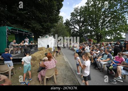 ©PHOTOPQR/VOIX DU Nord/PIERRE ROUANET ; 21/08/2022 ; Le Quesnoy, le 21/08/2022. Concours du plus gros mangeur de flamiches au maroilles au marche des Artisans et producteurs de la base de loisirs du Quesnoy. FOTO PIERRE ROUANET LA VOIX DU Nord - Wettbewerb um den größten Esser von Maroilles Käseflamiches Le Quesnoy, Frankreich 21. August 2022 Stockfoto