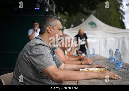 ©PHOTOPQR/VOIX DU Nord/PIERRE ROUANET ; 21/08/2022 ; Le Quesnoy, le 21/08/2022. Concours du plus gros mangeur de flamiches au maroilles au marche des Artisans et producteurs de la base de loisirs du Quesnoy. FOTO PIERRE ROUANET LA VOIX DU Nord - Wettbewerb um den größten Esser von Maroilles Käseflamiches Le Quesnoy, Frankreich 21. August 2022 Stockfoto