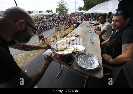 ©PHOTOPQR/VOIX DU Nord/PIERRE ROUANET ; 21/08/2022 ; Le Quesnoy, le 21/08/2022. Concours du plus gros mangeur de flamiches au maroilles au marche des Artisans et producteurs de la base de loisirs du Quesnoy. FOTO PIERRE ROUANET LA VOIX DU Nord - Wettbewerb um den größten Esser von Maroilles Käseflamiches Le Quesnoy, Frankreich 21. August 2022 Stockfoto