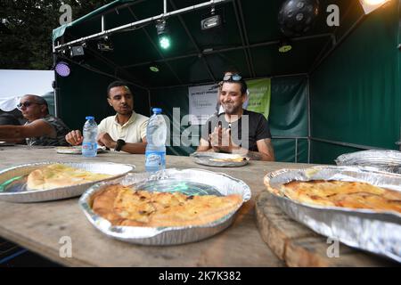 ©PHOTOPQR/VOIX DU Nord/PIERRE ROUANET ; 21/08/2022 ; Le Quesnoy, le 21/08/2022. Concours du plus gros mangeur de flamiches au maroilles au marche des Artisans et producteurs de la base de loisirs du Quesnoy. FOTO PIERRE ROUANET LA VOIX DU Nord - Wettbewerb um den größten Esser von Maroilles Käseflamiches Le Quesnoy, Frankreich 21. August 2022 Stockfoto