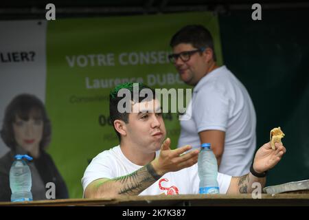 ©PHOTOPQR/VOIX DU Nord/PIERRE ROUANET ; 21/08/2022 ; Le Quesnoy, le 21/08/2022. Concours du plus gros mangeur de flamiches au maroilles au marche des Artisans et producteurs de la base de loisirs du Quesnoy. FOTO PIERRE ROUANET LA VOIX DU Nord - Wettbewerb um den größten Esser von Maroilles Käseflamiches Le Quesnoy, Frankreich 21. August 2022 Stockfoto