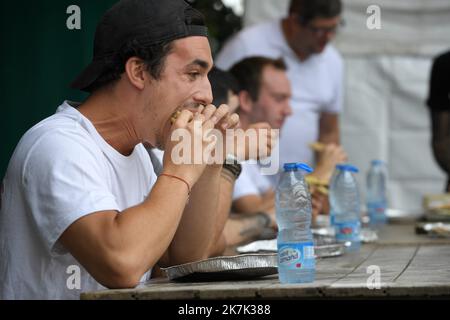 ©PHOTOPQR/VOIX DU Nord/PIERRE ROUANET ; 21/08/2022 ; Le Quesnoy, le 21/08/2022. Concours du plus gros mangeur de flamiches au maroilles au marche des Artisans et producteurs de la base de loisirs du Quesnoy. FOTO PIERRE ROUANET LA VOIX DU Nord - Wettbewerb um den größten Esser von Maroilles Käseflamiches Le Quesnoy, Frankreich 21. August 2022 Stockfoto