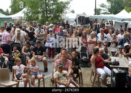 ©PHOTOPQR/VOIX DU Nord/PIERRE ROUANET ; 21/08/2022 ; Le Quesnoy, le 21/08/2022. Concours du plus gros mangeur de flamiches au maroilles au marche des Artisans et producteurs de la base de loisirs du Quesnoy. FOTO PIERRE ROUANET LA VOIX DU Nord - Wettbewerb um den größten Esser von Maroilles Käseflamiches Le Quesnoy, Frankreich 21. August 2022 Stockfoto