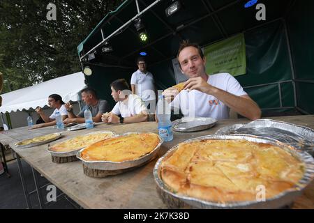 ©PHOTOPQR/VOIX DU Nord/PIERRE ROUANET ; 21/08/2022 ; Le Quesnoy, le 21/08/2022. Concours du plus gros mangeur de flamiches au maroilles au marche des Artisans et producteurs de la base de loisirs du Quesnoy. FOTO PIERRE ROUANET LA VOIX DU Nord - Wettbewerb um den größten Esser von Maroilles Käseflamiches Le Quesnoy, Frankreich 21. August 2022 Stockfoto