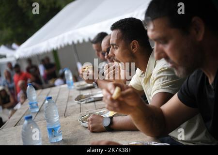 ©PHOTOPQR/VOIX DU Nord/PIERRE ROUANET ; 21/08/2022 ; Le Quesnoy, le 21/08/2022. Concours du plus gros mangeur de flamiches au maroilles au marche des Artisans et producteurs de la base de loisirs du Quesnoy. FOTO PIERRE ROUANET LA VOIX DU Nord - Wettbewerb um den größten Esser von Maroilles Käseflamiches Le Quesnoy, Frankreich 21. August 2022 Stockfoto