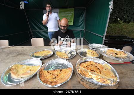 ©PHOTOPQR/VOIX DU Nord/PIERRE ROUANET ; 21/08/2022 ; Le Quesnoy, le 21/08/2022. Concours du plus gros mangeur de flamiches au maroilles au marche des Artisans et producteurs de la base de loisirs du Quesnoy. FOTO PIERRE ROUANET LA VOIX DU Nord - Wettbewerb um den größten Esser von Maroilles Käseflamiches Le Quesnoy, Frankreich 21. August 2022 Stockfoto