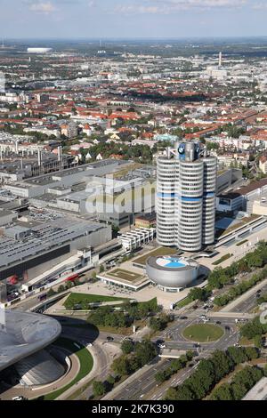 ©PHOTOPQR/L'ALSACE/Jean-Marc LOOS ; München ; 21/08/2022 ; Le bâtiment du siège du fabricant automobile BMW à Munich le 21 août 2022. - BMW Hauptsitz in München, Deutschland, 21. August 2022 Stockfoto