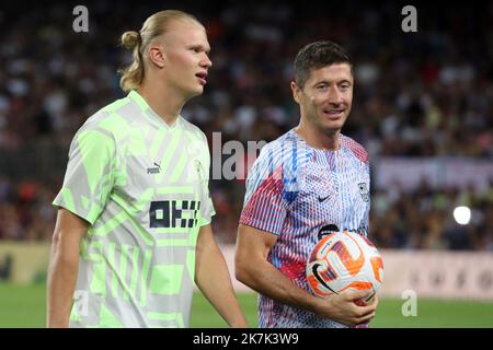 ©Manuel Blondau/AOP Press/MAXPPP - 24/08/2022 Barcelona Erling Haaland von Manchester City und Robert Lewandowski vom FC Barcelona beim Freundschaftsspiel zwischen dem FC Barcelona und Manchester City am 24. August 2022 im Camp Nou Stadium in Barcelona, Spanien. Stockfoto