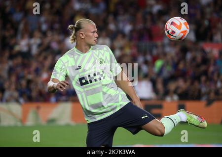 ©Manuel Blondau/AOP Press/MAXPPP - 24/08/2022 Barcelona Erling Haaland von Manchester City erwärmt sich während des Freundschaftsspiel zwischen dem FC Barcelona und Manchester City am 24. August 2022 im Camp Nou Stadium in Barcelona, Spanien. Stockfoto