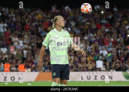 ©Manuel Blondau/AOP Press/MAXPPP - 24/08/2022 Barcelona Erling Haaland von Manchester City erwärmt sich während des Freundschaftsspiel zwischen dem FC Barcelona und Manchester City am 24. August 2022 im Camp Nou Stadium in Barcelona, Spanien. Stockfoto