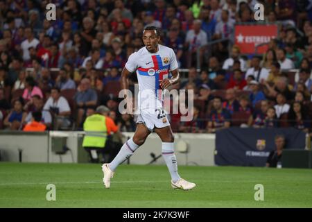 ©Manuel Blondau/AOP Press/MAXPPP - 24/08/2022 Barcelona Jules Kounde vom FC Barcelona beim Freundschaftsspiel zwischen dem FC Barcelona und Manchester City am 24. August 2022 im Camp Nou Stadium in Barcelona, Spanien. Stockfoto