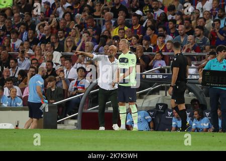 ©Manuel Blondau/AOP Press/MAXPPP - 24/08/2022 Barcelona Pep Guardiola Manager von Manchester City spricht mit Erling Haaland von Manchester City während des Freundschaftsspiel zwischen dem FC Barcelona und Manchester City am 24. August 2022 im Camp Nou Stadium in Barcelona, Spanien. Stockfoto