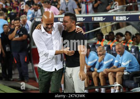 ©Manuel Blondau/AOP Press/MAXPPP - 24/08/2022 Barcelona Xavi Hernandez Cheftrainer des FC Barcelona und Pep Guardiola Cheftrainer von Manchester City während des Freundschaftsspiel zwischen dem FC Barcelona und Manchester City am 24. August 2022 im Camp Nou Stadium in Barcelona, Spanien. Stockfoto