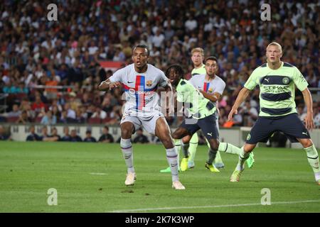 ©Manuel Blondau/AOP Press/MAXPPP - 24/08/2022 Barcelona Jules Kounde vom FC Barcelona und Erling Haaland von Manchester City beim Freundschaftsspiel zwischen dem FC Barcelona und Manchester City am 24. August 2022 im Camp Nou Stadium in Barcelona, Spanien. Stockfoto