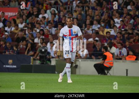 ©Manuel Blondau/AOP Press/MAXPPP - 24/08/2022 Barcelona Jules Kounde vom FC Barcelona beim Freundschaftsspiel zwischen dem FC Barcelona und Manchester City am 24. August 2022 im Camp Nou Stadium in Barcelona, Spanien. Stockfoto