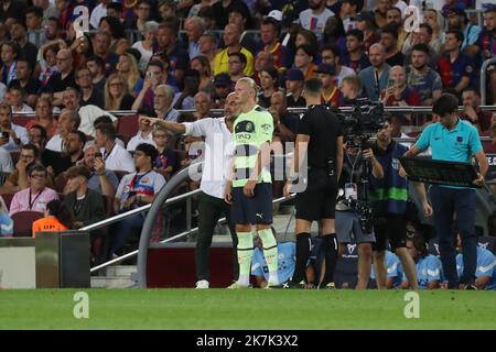 ©Manuel Blondau/AOP Press/MAXPPP - 24/08/2022 Barcelona Pep Guardiola Manager von Manchester City spricht mit Erling Haaland von Manchester City während des Freundschaftsspiel zwischen dem FC Barcelona und Manchester City am 24. August 2022 im Camp Nou Stadium in Barcelona, Spanien. Stockfoto