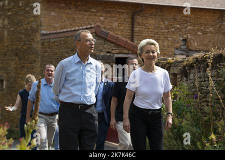 ©PHOTOPQR/JOURNAL SAONE et LOIRE/Ketty BEYONDAS ; Taizé ; 26/08/2022 ; Ursula von der Leyen Présidente de la Commission européenne en visite à Taizé. Frère Aloïsse. Taize, Frankreich, august 26. 2022 Präsident der Europäischen Kommission besucht die Religionsgemeinschaft von Taizé Stockfoto