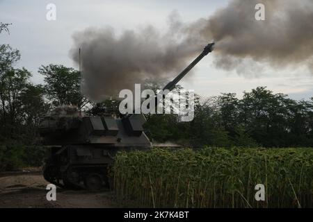 ©Sergey Shestak / Le Pictorium/MAXPPP - 11/02/2020 Sergey Shestak / Le Pictorium - 11/2/2020 - Ukraine / Donetsk Oblast - des artilleurs ukrainiens, munis d'un Canon automoteur a chenilles polonais, le AHS Krab, tirent sur des positions russes. / 11/2/2020 - Ukraine / Donetsk Oblast - ukrainische Artilleriemänner, die über die polnische selbstfahrende Kettenhaubitze der AHS Krab verfügen und auf russische Positionen schießen Stockfoto