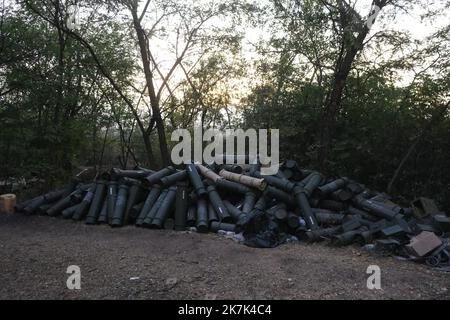 ©Sergey Shestak / Le Pictorium/MAXPPP - 11/02/2020 Sergey Shestak / Le Pictorium - 11/2/2020 - Ukraine / Donetsk Oblast - Accumulation de douilles provenant de munition d'artillerie de 155 mm fournies a l'Ukraine par la communaute internationale. / 11/2/2020 - Ukraine / Donezker Gebiet - gebrauchte Rohre aus 155-mm-Artilleriemunition, die von der internationalen Gemeinschaft an die Ukraine geliefert wurde Stockfoto