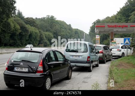 ©PHOTOPQR/OUEST FRANCE/Vincent MOUCHEL ; QUIMPER ; 01/09/2022 ; CE jeudi 1er septembre 2022 s’accompagne d’une nouvelle remise à la pompe pour les automobilistes de 30 centimes et 20 centimes de plus chez Total. - Frankreich, September 1. 2022 Autos Schlange an Tankstellen als neue Rabatt an der Pumpe für Autofahrer von 30 Cent und 20 Cent mehr bei Total. Stockfoto