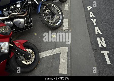 ©PHOTOPQR/L'EST REPUBLICAIN/ALEXANDRE MARCHI ; PARIS ; 31/08/2022 ; WIRTSCHAFT - UMWELT - POLLUTON - STATIONNEMENT PAYANT DEUX ROUES - MOTOS - MOTO - PARKEN. Paris 31 août 2022. La Mairie de Paris a décidé que le stationnement sera payant pour les motos, les Scooters et autres cyclomoteurs thermiques dans la Capitale. FOTO Alexandre MARCHI. Stockfoto