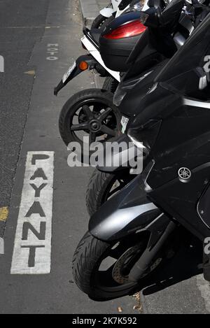 ©PHOTOPQR/L'EST REPUBLICAIN/ALEXANDRE MARCHI ; PARIS ; 31/08/2022 ; WIRTSCHAFT - UMWELT - POLLUTON - STATIONNEMENT PAYANT DEUX ROUES - MOTOS - MOTO - PARKEN. Paris 31 août 2022. La Mairie de Paris a décidé que le stationnement sera payant pour les motos, les Scooters et autres cyclomoteurs thermiques dans la Capitale. FOTO Alexandre MARCHI. Stockfoto