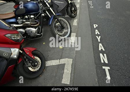 ©PHOTOPQR/L'EST REPUBLICAIN/ALEXANDRE MARCHI ; PARIS ; 31/08/2022 ; WIRTSCHAFT - UMWELT - POLLUTON - STATIONNEMENT PAYANT DEUX ROUES - MOTOS - MOTO - PARKEN. Paris 31 août 2022. La Mairie de Paris a décidé que le stationnement sera payant pour les motos, les Scooters et autres cyclomoteurs thermiques dans la Capitale. FOTO Alexandre MARCHI. Stockfoto