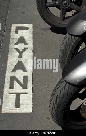 ©PHOTOPQR/L'EST REPUBLICAIN/ALEXANDRE MARCHI ; PARIS ; 31/08/2022 ; WIRTSCHAFT - UMWELT - POLLUTON - STATIONNEMENT PAYANT DEUX ROUES - MOTOS - MOTO - PARKEN. Paris 31 août 2022. La Mairie de Paris a décidé que le stationnement sera payant pour les motos, les Scooters et autres cyclomoteurs thermiques dans la Capitale. FOTO Alexandre MARCHI. Stockfoto