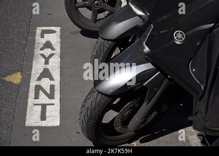 ©PHOTOPQR/L'EST REPUBLICAIN/ALEXANDRE MARCHI ; PARIS ; 31/08/2022 ; WIRTSCHAFT - UMWELT - POLLUTON - STATIONNEMENT PAYANT DEUX ROUES - MOTOS - MOTO - PARKEN. Paris 31 août 2022. La Mairie de Paris a décidé que le stationnement sera payant pour les motos, les Scooters et autres cyclomoteurs thermiques dans la Capitale. FOTO Alexandre MARCHI. Stockfoto