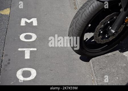 ©PHOTOPQR/L'EST REPUBLICAIN/ALEXANDRE MARCHI ; PARIS ; 31/08/2022 ; WIRTSCHAFT - UMWELT - POLLUTON - STATIONNEMENT PAYANT DEUX ROUES - MOTOS - MOTO - PARKEN. Paris 31 août 2022. La Mairie de Paris a décidé que le stationnement sera payant pour les motos, les Scooters et autres cyclomoteurs thermiques dans la Capitale. FOTO Alexandre MARCHI. Stockfoto