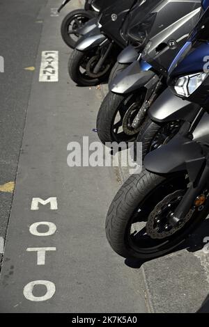 ©PHOTOPQR/L'EST REPUBLICAIN/ALEXANDRE MARCHI ; PARIS ; 31/08/2022 ; WIRTSCHAFT - UMWELT - POLLUTON - STATIONNEMENT PAYANT DEUX ROUES - MOTOS - MOTO - PARKEN. Paris 31 août 2022. La Mairie de Paris a décidé que le stationnement sera payant pour les motos, les Scooters et autres cyclomoteurs thermiques dans la Capitale. FOTO Alexandre MARCHI. Stockfoto