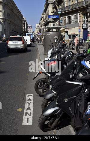 ©PHOTOPQR/L'EST REPUBLICAIN/ALEXANDRE MARCHI ; PARIS ; 31/08/2022 ; WIRTSCHAFT - UMWELT - POLLUTON - STATIONNEMENT PAYANT DEUX ROUES - MOTOS - MOTO - PARKEN. Paris 31 août 2022. La Mairie de Paris a décidé que le stationnement sera payant pour les motos, les Scooters et autres cyclomoteurs thermiques dans la Capitale. FOTO Alexandre MARCHI. Stockfoto