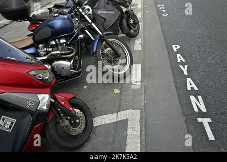 ©PHOTOPQR/L'EST REPUBLICAIN/ALEXANDRE MARCHI ; PARIS ; 31/08/2022 ; WIRTSCHAFT - UMWELT - POLLUTON - STATIONNEMENT PAYANT DEUX ROUES - MOTOS - MOTO - PARKEN. Paris 31 août 2022. La Mairie de Paris a décidé que le stationnement sera payant pour les motos, les Scooters et autres cyclomoteurs thermiques dans la Capitale. FOTO Alexandre MARCHI. Stockfoto