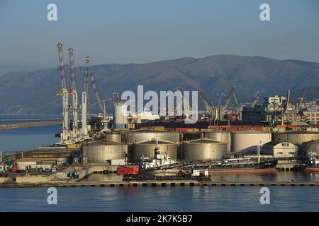 ©Mourad ALLILI/MAXPPP - 14/08/2022 der Hafen von Genua ist, in Bezug auf Raum und Verkehr, der größte industrielle und kommerzielle Hafen in Italien GENE EN ITALIE Stockfoto