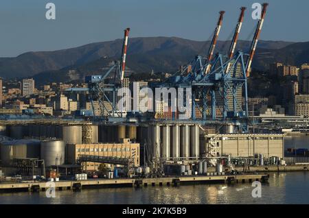 ©Mourad ALLILI/MAXPPP - 14/08/2022 der Hafen von Genua ist, in Bezug auf Raum und Verkehr, der größte industrielle und kommerzielle Hafen in Italien GENE EN ITALIE Stockfoto