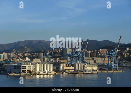©Mourad ALLILI/MAXPPP - 14/08/2022 der Hafen von Genua ist, in Bezug auf Raum und Verkehr, der größte industrielle und kommerzielle Hafen in Italien GENE EN ITALIE Stockfoto