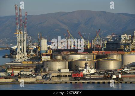 ©Mourad ALLILI/MAXPPP - 14/08/2022 der Hafen von Genua ist, in Bezug auf Raum und Verkehr, der größte industrielle und kommerzielle Hafen in Italien GENE EN ITALIE Stockfoto