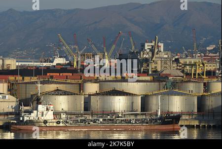 ©Mourad ALLILI/MAXPPP - 14/08/2022 der Hafen von Genua ist, in Bezug auf Raum und Verkehr, der größte industrielle und kommerzielle Hafen in Italien GENE EN ITALIE Stockfoto
