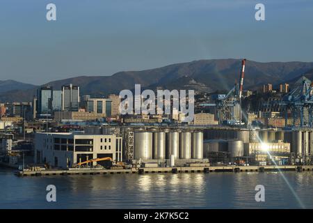 ©Mourad ALLILI/MAXPPP - 14/08/2022 der Hafen von Genua ist, in Bezug auf Raum und Verkehr, der größte industrielle und kommerzielle Hafen in Italien GENE EN ITALIE Stockfoto