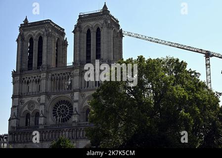 ©PHOTOPQR/L'EST REPUBLICAIN/ALEXANDRE MARCHI ; PARIS ; 31/08/2022 ; PATRIMOINE - HISTOIRE DE FRANCE - CATHEDRALE GOTHIQUE NOTRE DAME DE PARIS - TRAVAUX - CHANTIER - RECONSTRUCTION - RESTAURATION - GRUE. Paris 31 août 2022. Chantier de reconstruction et de Restauration de la cathédrale Notre-Dame de Paris après le Violent incendie du 15 avril 2019. FOTO Alexandre MARCHI. - Restaurierung von NOTRE DAME DE PARIS Frankreich, Paris 31. August 2022 Stockfoto