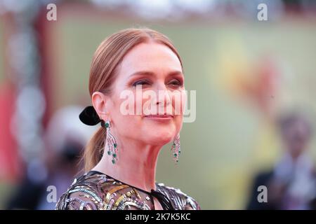 ©Pierre Teyssot/MAXPPP ; Gäste auf dem Roten Teppich des Eröffnungstages des Internationalen Filmfestivals Venedig 79. am 31. August 2022 im Lido di Venezia in Venedig, Italien. Präsidentin der Internationalen Jury Venezia 79, US-Schauspielerin Julianne Moore Â© Pierre Teyssot / Maxppp Stockfoto