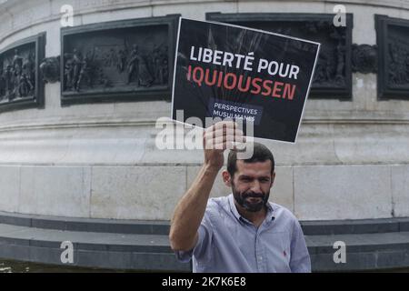 ©Jan Schmidt-Whitley/Le Pictorium/MAXPPP - Paris 03/09/2022 Jan Schmidt-Whitley/Le Pictorium - 3/9/2022 - Frankreich / Paris 10 / Paris - Une centaine de personnes se sont rassemblee Place de la Republique le samedi 3 septembre 2022 pour Protester contre l'Expression de l'Iman Iquioussen a l'Appel du collectif Musultif. / 3/9/2022 - Frankreich / Paris 10. District (10. Arrondissement von Paris) / Paris - am Samstag, dem 3. September 2022, versammelten sich hundert Menschen auf dem Place de la Republique, um gegen die Ausweisung von Iman Iquioussen auf Aufruf des Kollektivs Muslim Perspectives zu protestieren. Stockfoto