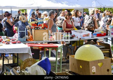 ©PHOTOPQR/VOIX DU Nord/ZOULERAH Nord ; 04/09/2022 ; Lille, le 04.09.2022 - Braderie Lille des personnes se promenent dans les rues de lille lors du deuxieme jour de la braderie . FOTO ZOULERAH NORDDINE / LA VOIX DU Nord - Flohmarkt Lille - Frankreich 4. September 2022 Stockfoto