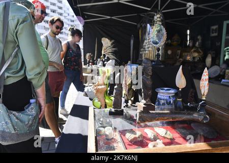 ©PHOTOPQR/VOIX DU Nord/ZOULERAH Nord ; 04/09/2022 ; Lille, le 04.09.2022 - Braderie Lille des personnes se promenent dans les rues de lille lors du deuxieme jour de la braderie . FOTO ZOULERAH NORDDINE / LA VOIX DU Nord - Flohmarkt Lille - Frankreich 4. September 2022 Stockfoto