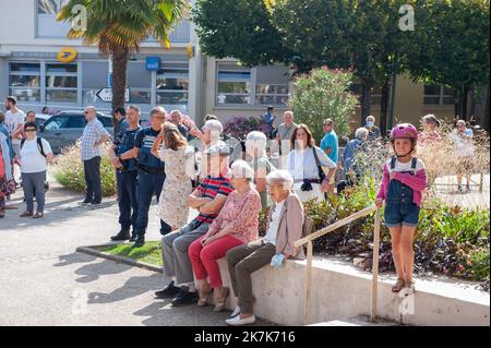 ©Laurent Paillier / Le Pictorium/MAXPPP - Vaires-sur-Marne 05/09/2022 Laurent Paillier / Le Pictorium - 5/9/2022 - Frankreich / Ile-de-France / Vaires-sur-Marne - A l'Appel d'une Association ecologiste et citoyenne, la Population de Vaires-sur-Marne, commune d'Ile-de-France, S'est rassemblee ce samedi 3 septembre pour proteste contre un projet d'entrepot de 25000m2 pouvant contenir 500 Tonnen de matieres brennbarals entre le college de la ville, des cuves de Fuel de la centrale elektrique et une Zone boisee classee Natura 2000. Le choix d'organizer l'enquete publique du projet du 4 juillet au 1e Stockfoto