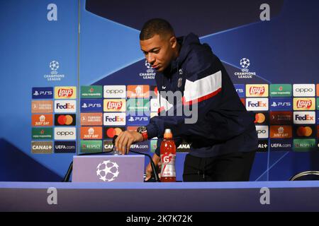 ©PHOTOPQR/LE PARISIEN/olivier corsan ; Paris ; 05/09/2022 ; Paris, Frankreich, le 5 septembre 2022. Conférence de Presse de Kylian Mbappé (survêtement foncé) et Christophe Galtier (Polo Blanc) au Parc des Princes avant la rencontre qui oppposera leur Club, le Paris Saint-Germain PSG, à la Juventus de Turin en ligue des Champions ou Champions League Foto : LP /Olivier Corsan - Pressekonferenz der PSG vor dem Champions-League-Spiel gegen Juventus Stockfoto